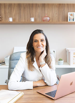 Renata Riciati à escrivaninha do consultório